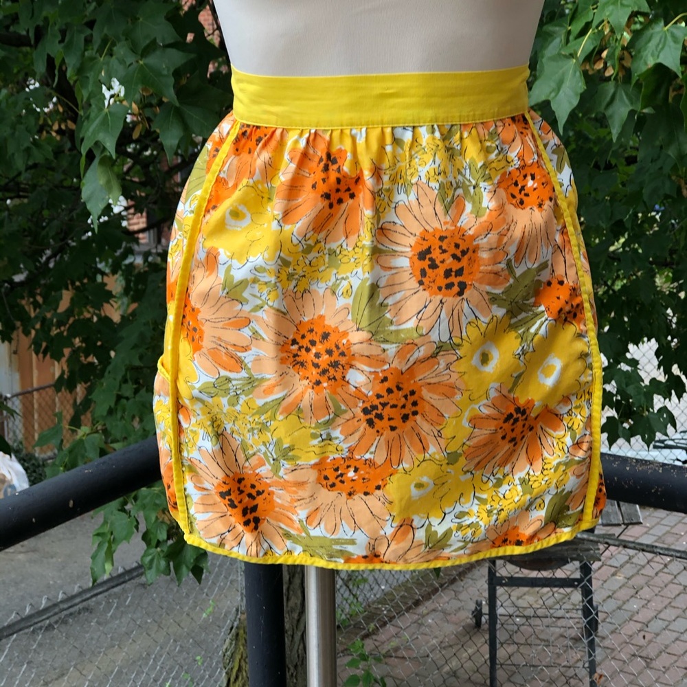 Vintage Vera Apron 🐞